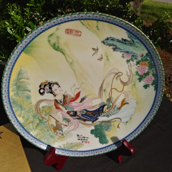 1985 Imperial Jingdezhen Beauties of the Red Mansion Decorative Plate - Picture 2 of 6